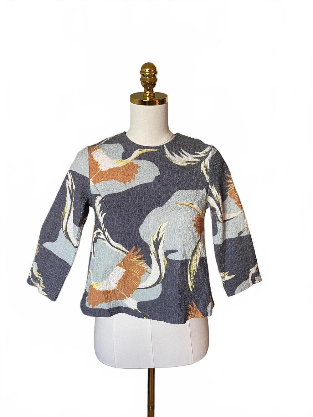 H and M gray floral textured top with three quarter sleeves